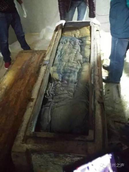 湖北明古墓现500年女尸 头发眉毛清晰可见【8】
