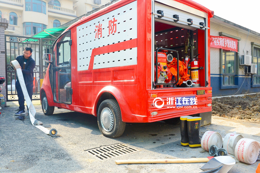 小身材有大功效 杭州城中村配备微型消防车