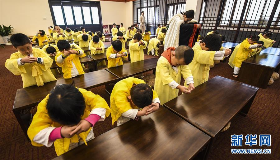 河北衡水:少儿学习传统礼仪文化迎新年