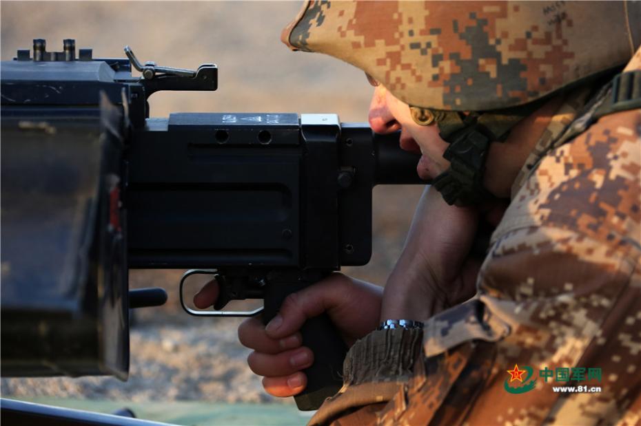 重高机枪夕阳下射击场景美如画4