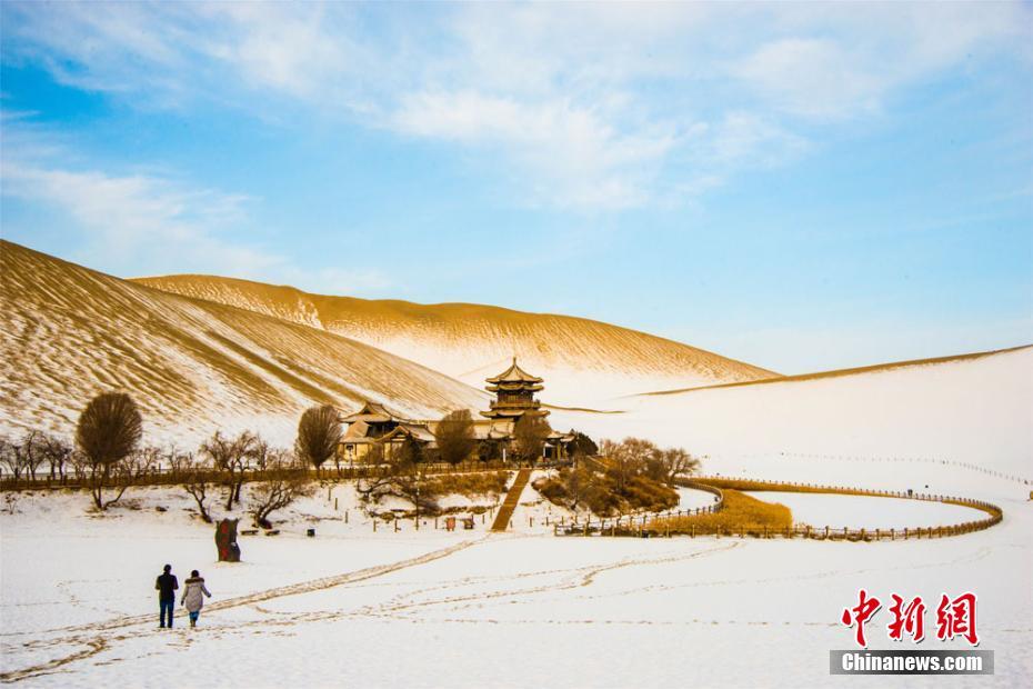 春雪润敦煌 鸣沙山“披金戴银”引客