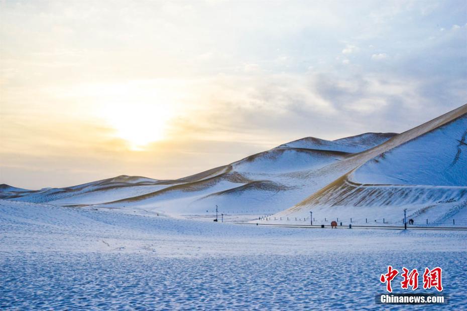 春雪润敦煌 鸣沙山“披金戴银”引客【4】