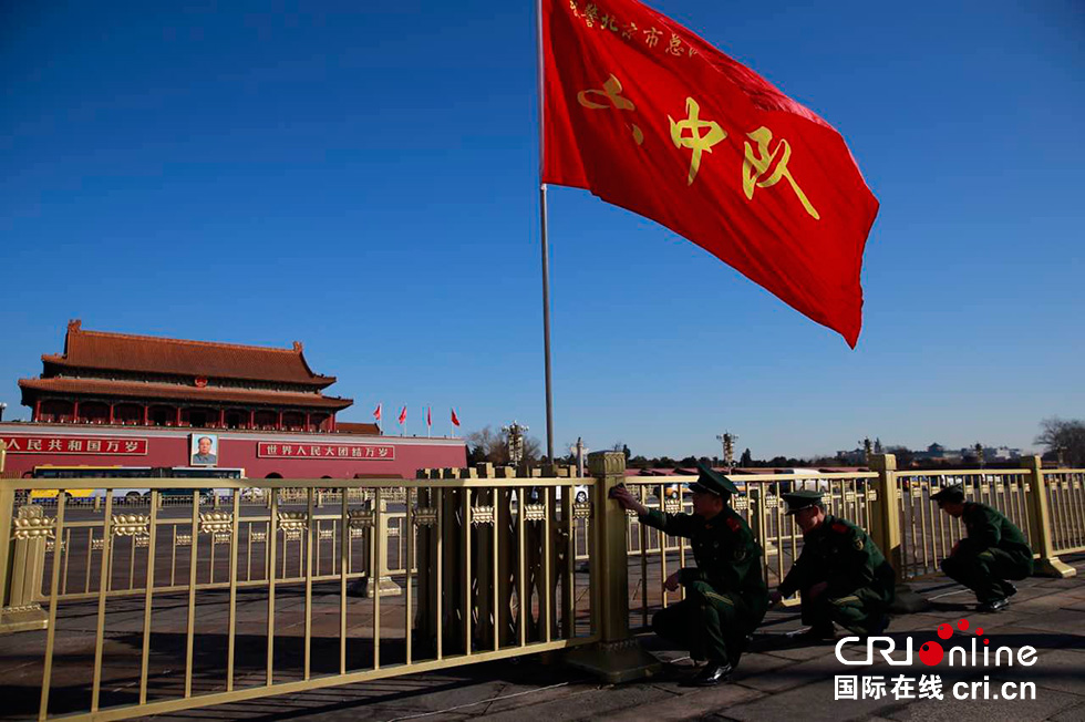 1500名武警清洁天安门广场迎全国“两会”