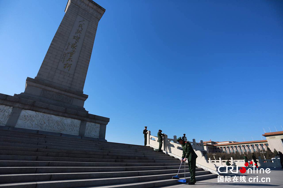 1500名武警清洁天安门广场迎全国“两会”