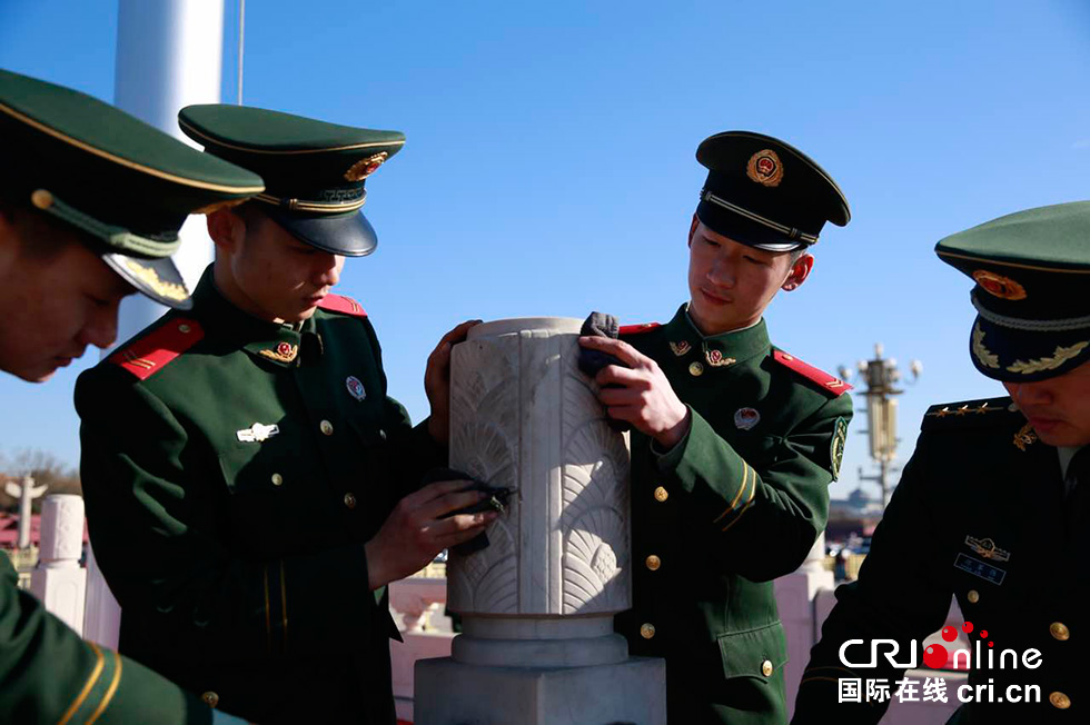 1500名武警清洁天安门广场迎全国“两会”