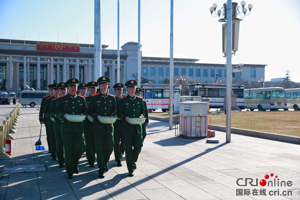 1500名武警清洁天安门广场迎全国“两会”