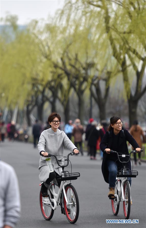 Tourists ride at Bai Causeway in West Lake scenic area in Hangzhou, capital of east China's Zhejiang Province, March 17, 2017. (Xinhua/Huang Zongzhi) 