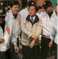 子(zi)彈還在(zai)飛(fei)！十(shi)三年(nian)隂(yin)魂(hun)不散的(de)檯(tai)灣(wan)“3.19”槍擊(ji)案