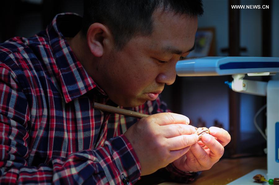 CHINA-ANHUI-ART-PEACH PITS-CARVING (CN)