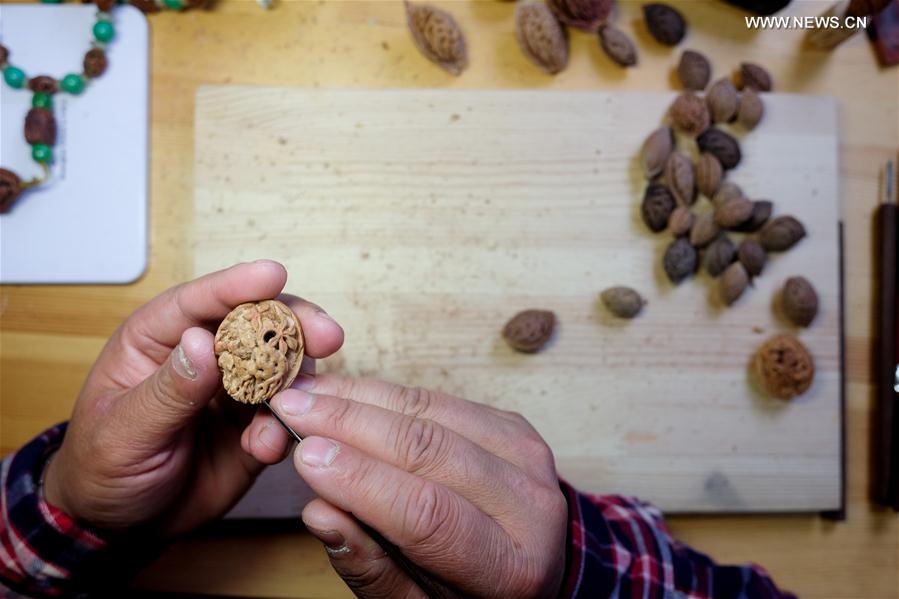 CHINA-ANHUI-ART-PEACH PITS-CARVING (CN)