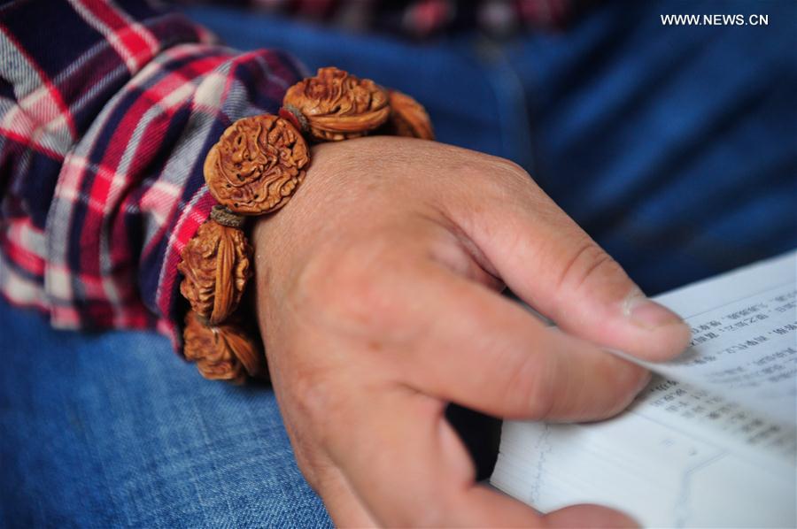 CHINA-ANHUI-ART-PEACH PITS-CARVING (CN)