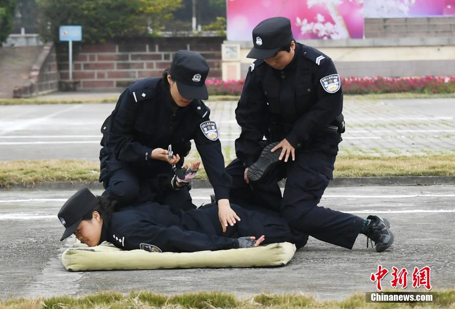 四川省女子监狱备战两警联动技能大比武