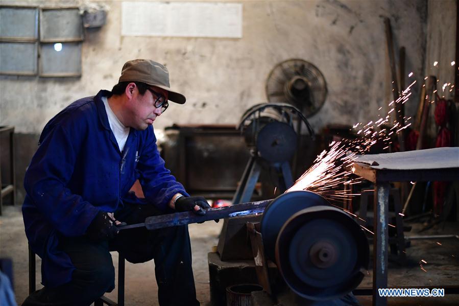 CHINA-HENAN-TANGXI SWORD-MANUFACTURING (CN)