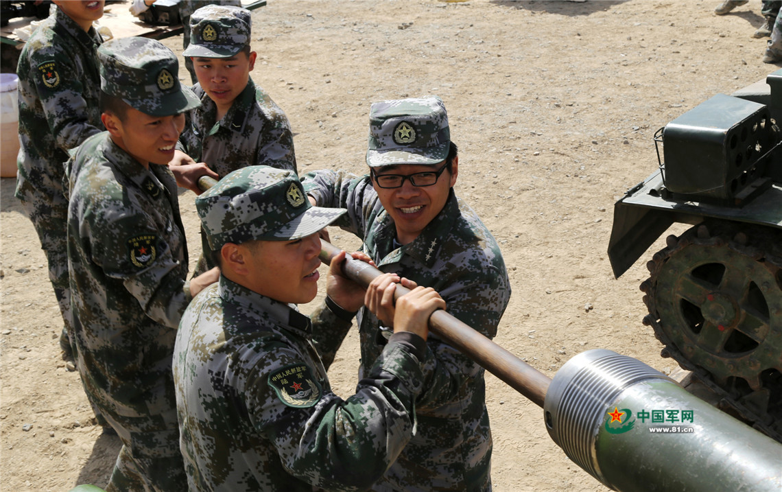 四月飞沙天 看兵哥哥如何为战车换 新装