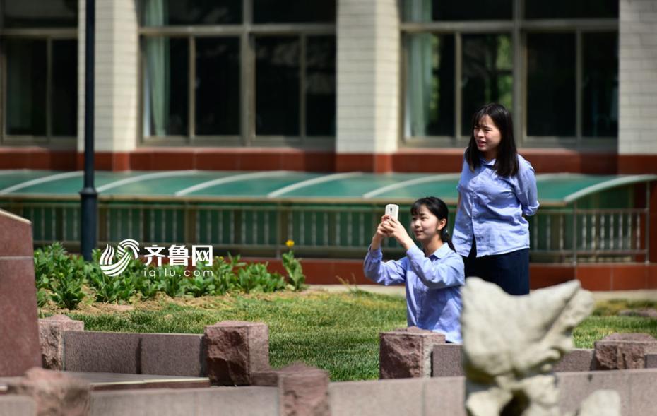 高考生 最后一课 颁发毕业证学生鞠躬敬恩师