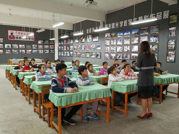 ��Ӱ־Ը��Ϊ���¶�С��ѧ����ѵ��