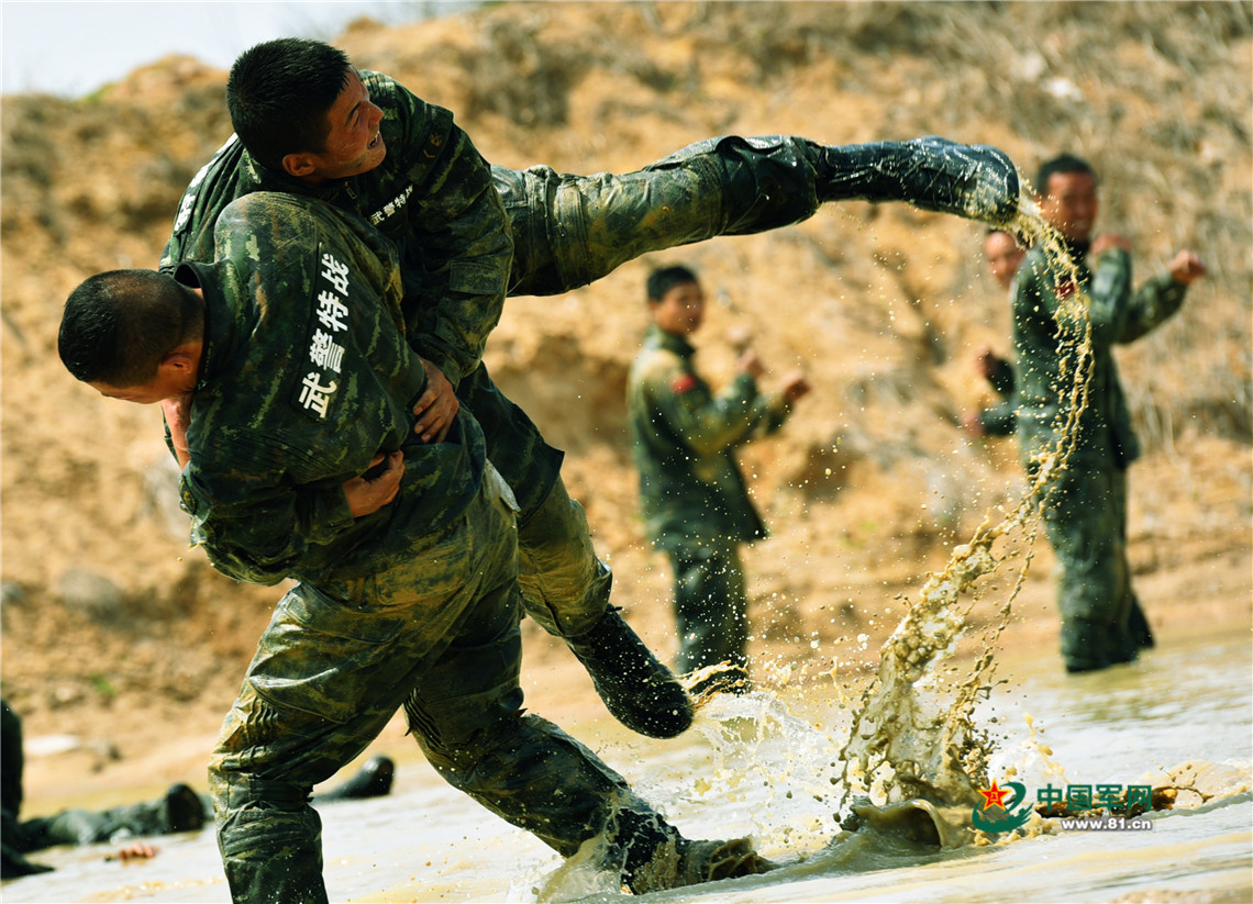 超帅壁纸！直击武警特战尖兵训练场 - 中国军网