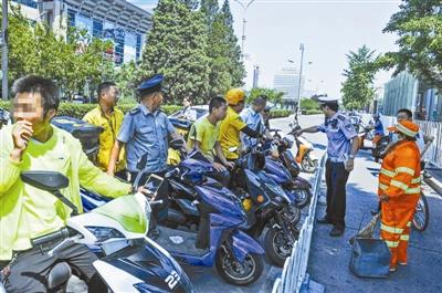 北京严查外卖车闯灯 未来将有专门停车区