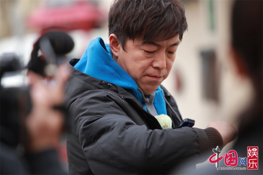 《极限挑战》黄渤与路人暖心互动 黄磊才智过人