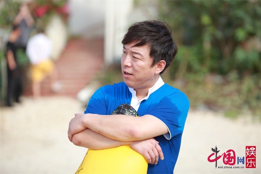 《极限挑战》黄渤与路人暖心互动 黄磊才智过人