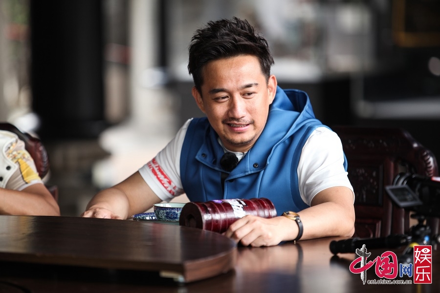 《极限挑战》黄渤与路人暖心互动 黄磊才智过人