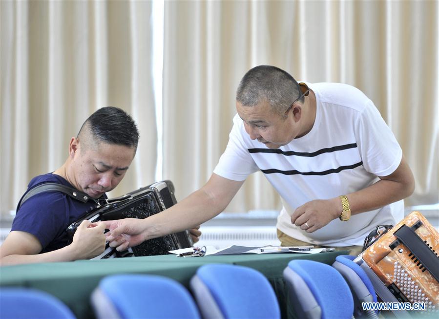 CHINA-URUMQI-ACCORDION FANATIC (CN)