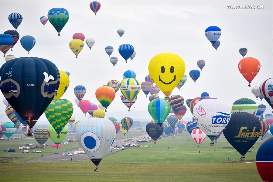 FRANCE-CHAMBLEY-BUSSIERES-HOT AIR BALLOONS-WORLD RECORD