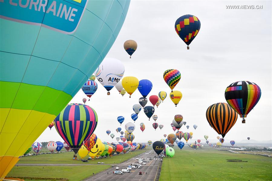 FRANCE-CHAMBLEY-BUSSIERES-HOT AIR BALLOONS-WORLD RECORD