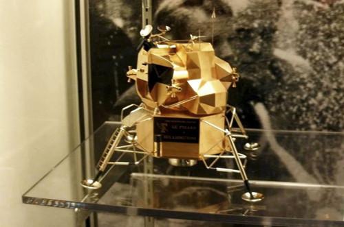 原本在沃帕科內塔阿姆斯特朗航空航天博物館內展出的黃金登月艙模型。(圖片來源:美聯社)