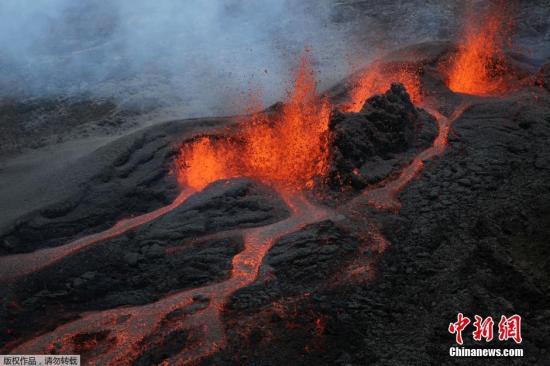 當地時間2016年5月26日，法國Saint-Denis，Piton de la Fournaise火山爆發，滾滾岩漿噴涌而出，格外壯觀。
