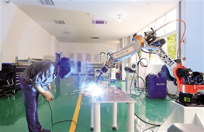 重庆:永川造焊接机器人打破国外技术垄断