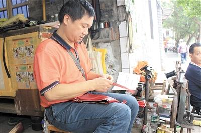 男子补鞋20多年培养出两个大学生 两个女儿考