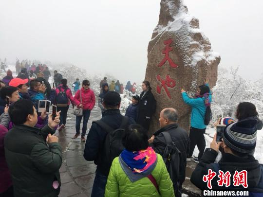 新疆天山天池瑞雪紛飛游客風雪無阻賞雪景