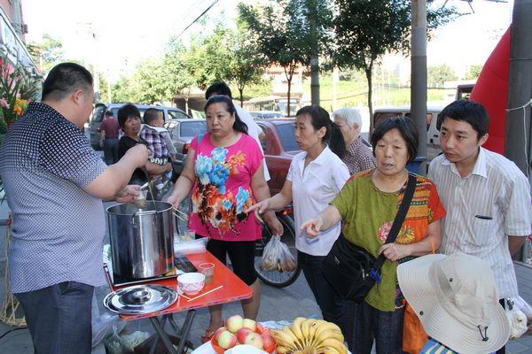 市民争相品尝滩羊肉