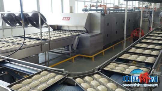 图为全新的自动化食品生产线 潘志安 摄