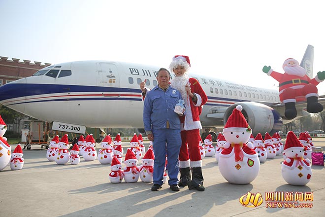 暖心!准空少装扮成圣诞老人表白宿管阿姨