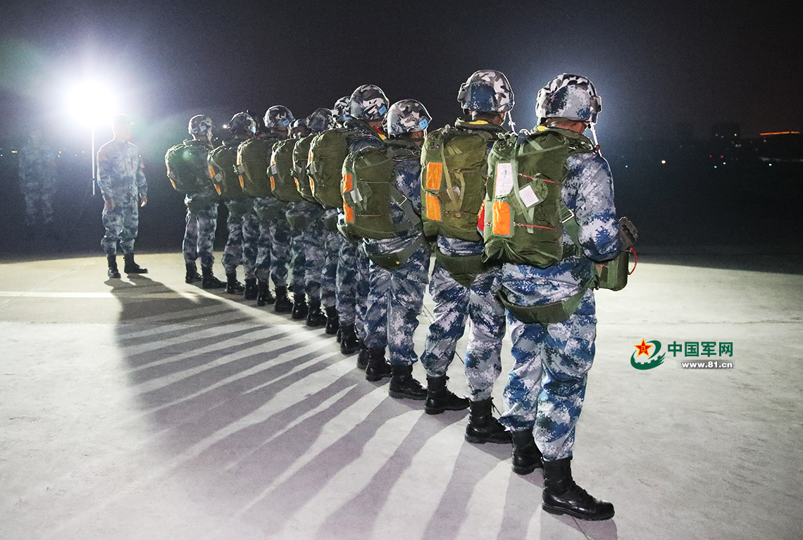 新兵們在機場背上傘包。