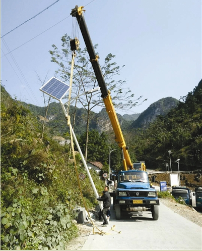 安装太阳能路灯 街道居民笑开颜