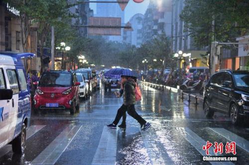 中东部雨雪交加迎寒潮 南方多地遭冬季少见暴雨