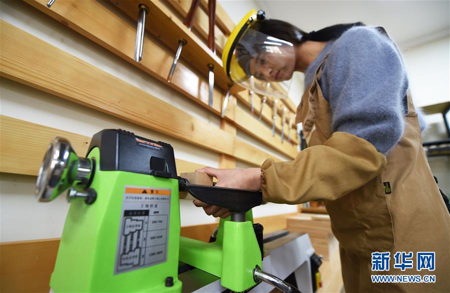 ��ͼƬ���£���2��Ů����ҵ����ľ����