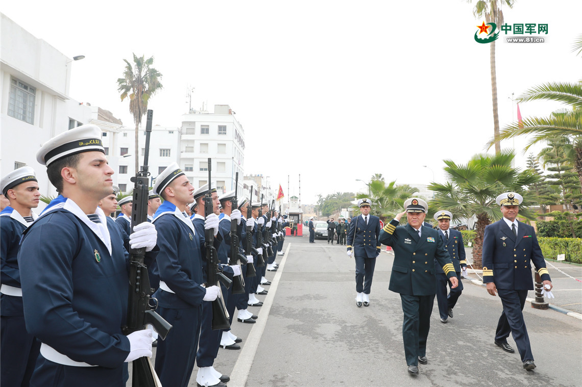 編隊指揮員檢閱摩軍儀仗隊。劉鑫 攝