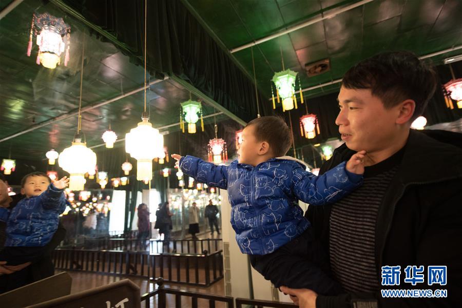 （新春走基层）（6）非遗花灯代代传