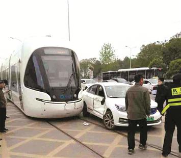 武漢：有軌電車與小轎車相撞 電車修復(fù)費(fèi)用約6萬(wàn)(圖1)