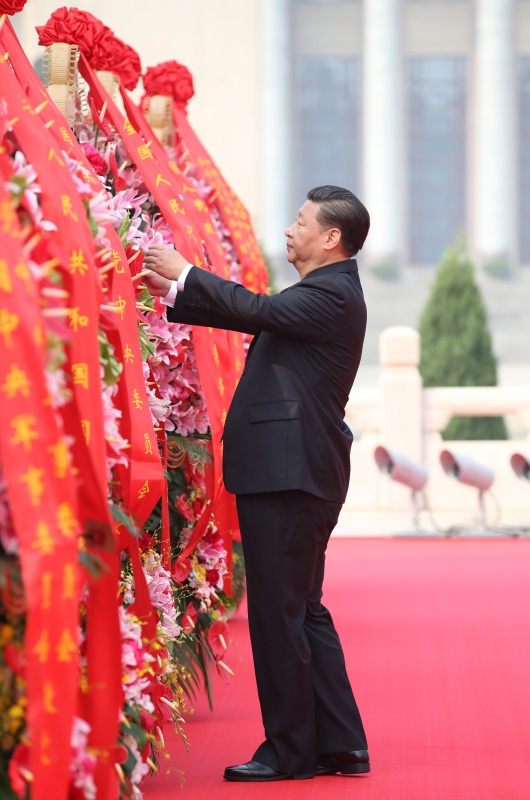 9月30日上午，黨和國家領(lǐng)導(dǎo)人習(xí)近平、李克強、張德江、俞正聲、劉云山、王岐山、張高麗等來到北京天安門廣場，出席烈士紀(jì)念日向人民英雄敬獻花籃儀式。這是習(xí)近平整理花籃上的緞帶。新華社記者 姚大偉 攝.jpg