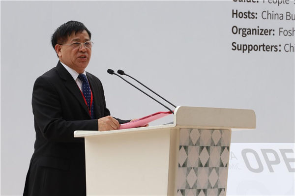 中國建筑衛生陶瓷協會駐會專職副會長夏高生主持開幕式