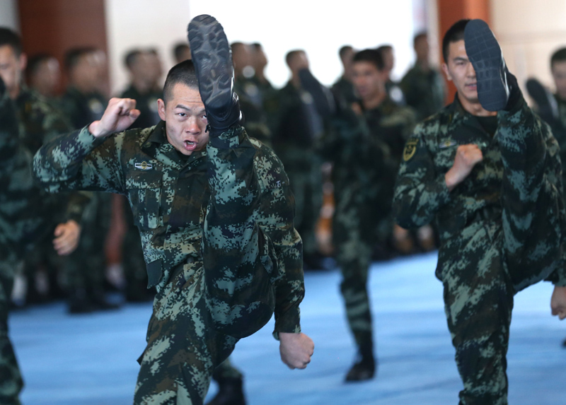 武警特警学院学员在进行搏击训练课目演示.