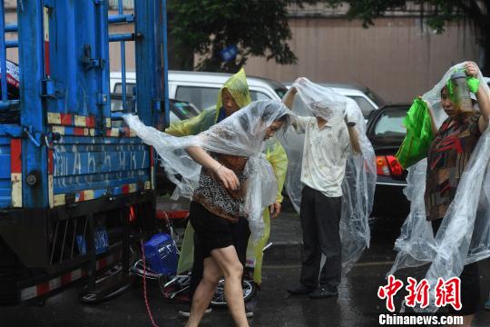 圖為重慶突降暴雨民眾穿著自制雨衣。　陳超 攝