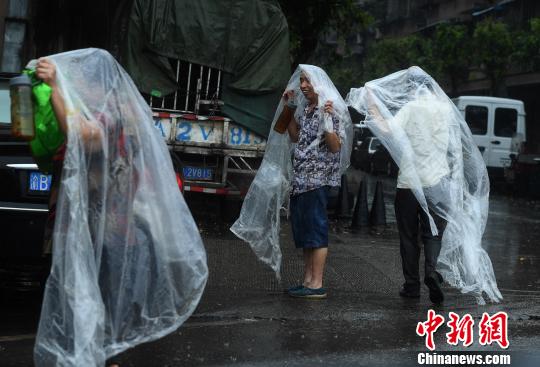 重慶主城突降暴雨街頭民眾自制雨衣避雨