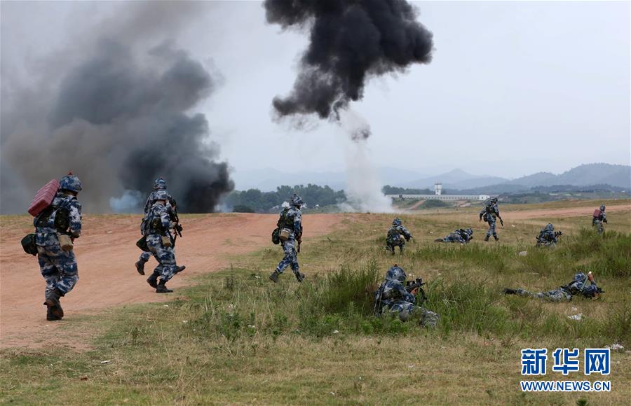 毕业联考，越打越真――空降兵某训练基地组织毕业学员千里跨区综合演练 第1页