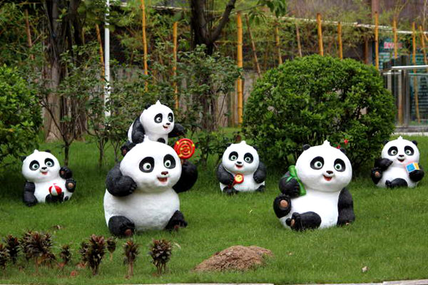 据悉,为接待这两位来自成都的稀客,香市动物园早在半年前就开始筹建高规格的大熊猫馆,筑巢引宝。大熊猫馆总占地2000多平方米,由假山、凉亭、泳池等组成,可满足大熊猫日常起居生活,配套齐全、功能强大,堪称豪华别墅,希望能让大熊猫在东莞找到宾至如归的融入感。